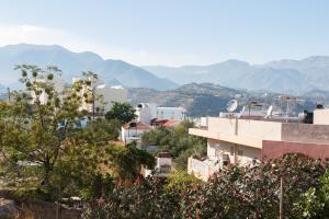 Blick auf eine Stadt mit Bergen im Hintergrund in der Unterkunft Sun and Sea in Karpathos