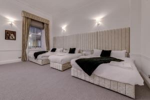 מיטה או מיטות בחדר ב-Luxury London 3 Bedroom Duplex with Pool Table 4