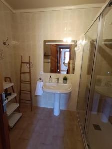 een badkamer met een wastafel en een douche bij Gerret in Can Picafort
