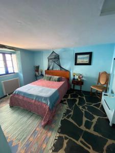 1 dormitorio con 1 cama en una habitación azul en Rosa Mar en Cabeça de Carneiro
