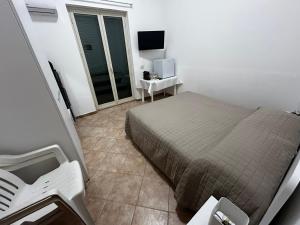 a small bedroom with a bed and a window at TOP RELAX FINALE Di POLLINA in Finale