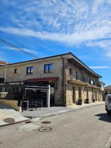 un antiguo edificio al lado de una calle en A Quinta de Cea en Cea