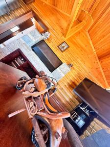uma vista superior de um quarto com um tecto de madeira em Къща за Гости em Ivanyane