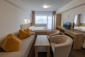 A television and/or entertainment centre at Hotel Toliar