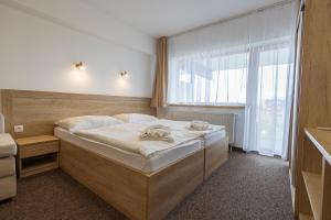 A bed or beds in a room at Hotel Toliar
