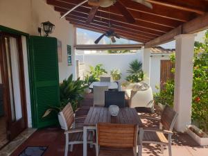 un patio al aire libre con mesa de madera y sillas en Casa Tritons, en Puerto de Alcudia