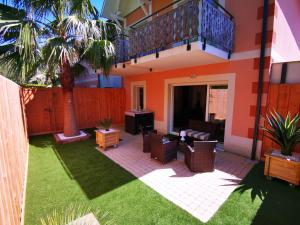 a patio with chairs and a balcony on a house at Appartement 90 m2 avec parking terrasse balcons, proche du port et plages in Arcachon