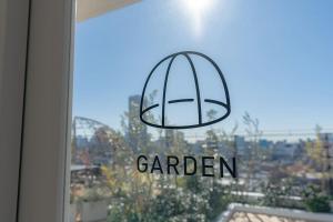 een raam met een tuinbord op het glas bij unito residence HIGASHISHINJUKU in Tokyo +10 foto's