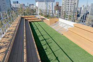 een uitzicht op het dak van een gebouw met gras bij unito residence HIGASHISHINJUKU in Tokyo
