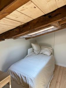 a bed in a room with wooden ceilings at Appartement 3 chambres Hyper centre Bayonne in Bayonne