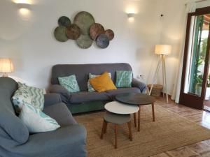 sala de estar con sofá y mesa en Casa Tritons, en Puerto de Alcudia