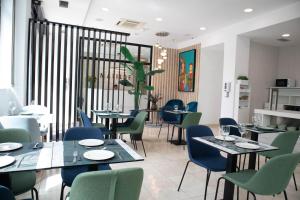 a restaurant with tables and chairs in a room at Hotel Matilde by Grupo Matilde in Las Palmas de Gran Canaria