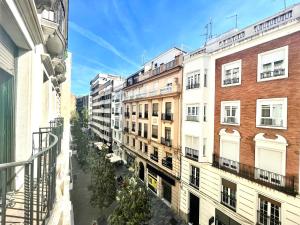 a view of a city street with buildings at Descanso en el Corazón: Córdoba in Córdoba