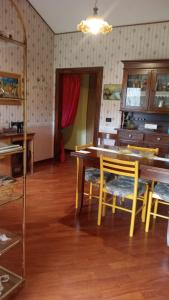 - une salle à manger avec une table et des chaises en bois dans l'établissement B&B Piceno, à Castel di Lama