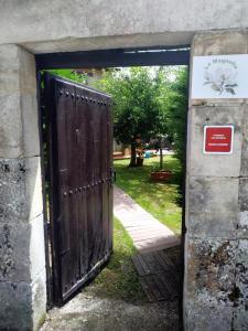 Una entrada a una puerta con un cartel. en Apto. La Magnolia cerca de Comillas y playas, en La Virgen