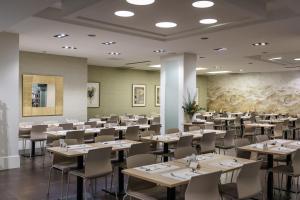 A restaurant or other place to eat at Hotel Abando