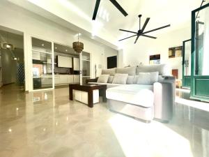 a living room with a white couch and a table at Descanso en el Corazón: Córdoba in Córdoba