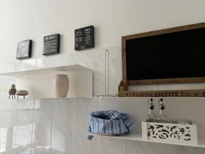 een woonkamer met een flatscreen-tv aan de muur bij Garden View boutique apartments in Gorizia +80 foto's