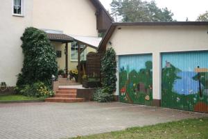 a house with a painting on the garage doors at Gasthaus Kienbaum 