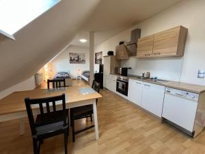Kuchyň nebo kuchyňský kout v ubytování Möblierte Wohnung mit ruhiger Terrasse in bester Lage für Feriengäste und beruflich Reisende
