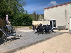 grupa krzeseł siedzących na patio w obiekcie Chez Laura w mieście Moigny