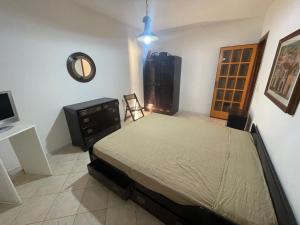 1 dormitorio con cama, tocador y espejo en DONNA STEFANIA SEA FRONT, en Santa Maria di Castellabate