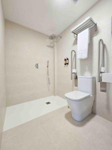 セアにあるA Quinta de Cea - Apartamentosの白いバスルーム(トイレ、シャワー付)