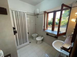 Kamar mandi di DONNA STEFANIA SEA FRONT