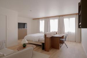 1 dormitorio con 1 cama y escritorio con escritorio en Hôtel Les Beaux Arts, en Compiègne