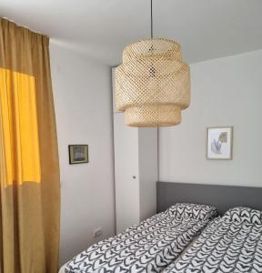 um quarto com uma cama e um lustre em Apartman Nana Divčibare em Divčibare