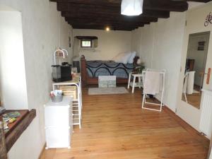 ein Wohnzimmer mit einem Sofa und Holzböden in der Unterkunft Rêves et Chaudrons in Vicq-Exemplet