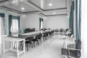 Cette chambre comprend une grande table et des chaises. dans l'établissement Capital O 93794 Athallah Homestay Syariah, à Lampung
