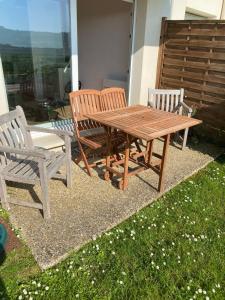 uma mesa de madeira e duas cadeiras e uma mesa de madeira em Coquillages et crustacés em Criel-sur-Mer
