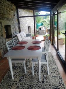 a white table and chairs in a living room at Apto. La Magnolia cerca de Comillas y playas in La Virgen