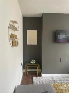 ein Wohnzimmer mit einem Tisch und einer Wand in der Unterkunft Clifton Home - Newly refurbished - Perfect for contractors! in Killingbeck