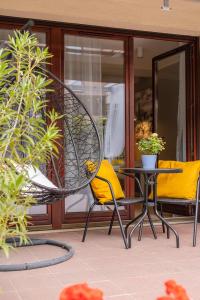 patio z krzesłem i stołem w obiekcie RentPlanet - Apartament Partynice we Wrocławiu