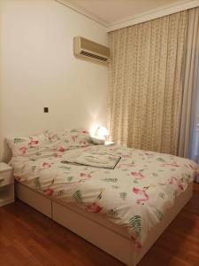 アテネにあるSpacious Double room in the Center of Athensのベッドルーム1室(白い掛け布団付きのベッド1台付)