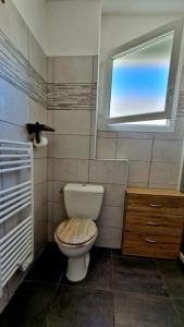 een kleine badkamer met een toilet en een raam bij Appartement moderne*vue mer*accès plage in Solaro