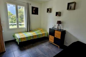 een slaapkamer met een bed, een dressoir en een raam bij Appartement moderne*vue mer*accès plage in Solaro