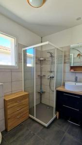 een badkamer met een douche en een wastafel bij Appartement moderne*vue mer*accès plage in Solaro