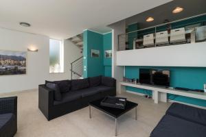 TV a/nebo společenská místnost v ubytování Villa Oleandri, con Piscina privata e Vista Lago