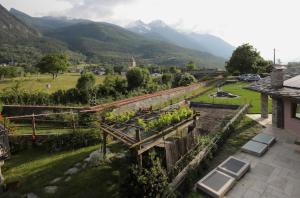 a view of a garden with mountains in the background at Le Foyer de Grand-mère in Fenis