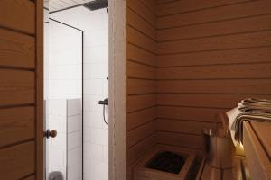 e bagno con doccia e pareti in legno. di Bob W Kesklinn a Tallinn