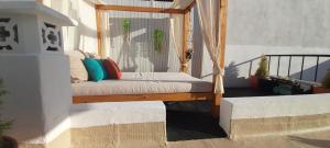 porche con cama en el balcón en AMMO, en Olhão