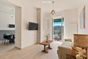 TV a/nebo společenská místnost v ubytování Giuly House, Terre Marine
