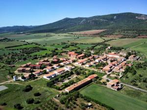 uma vista aérea de uma aldeia num campo em Casa en Las Minas de Ojos Negros em Ojos Negros