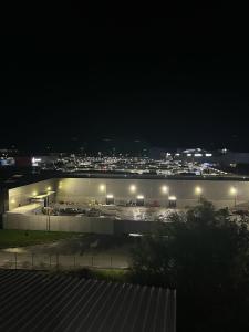 クラヨーヴァにあるApartament Promenadaの大きな建物の夜間駐車場