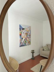 espejo en la sala de estar con una pintura en A CASA ROSSA L'Olivier, en Saint-Paul-de-Vence