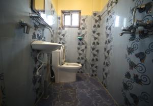 Kamar mandi di Hotel Flycatcher Chitwan- A jungle Safari Home