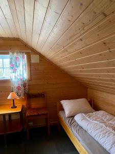 Un pat sau paturi într-o cameră la Trollstigen Camping and Gjestegård